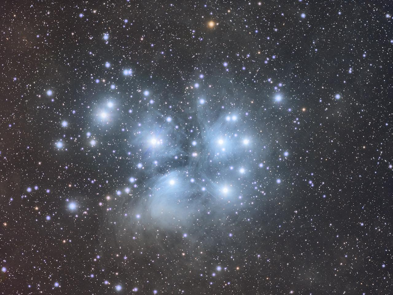 Les Pléiades, M45, lunette Takahashi FS60C et caméra ASI1600. 20x2mn en L et 18x2mn en RVB. St Véran le 23/09/2022.